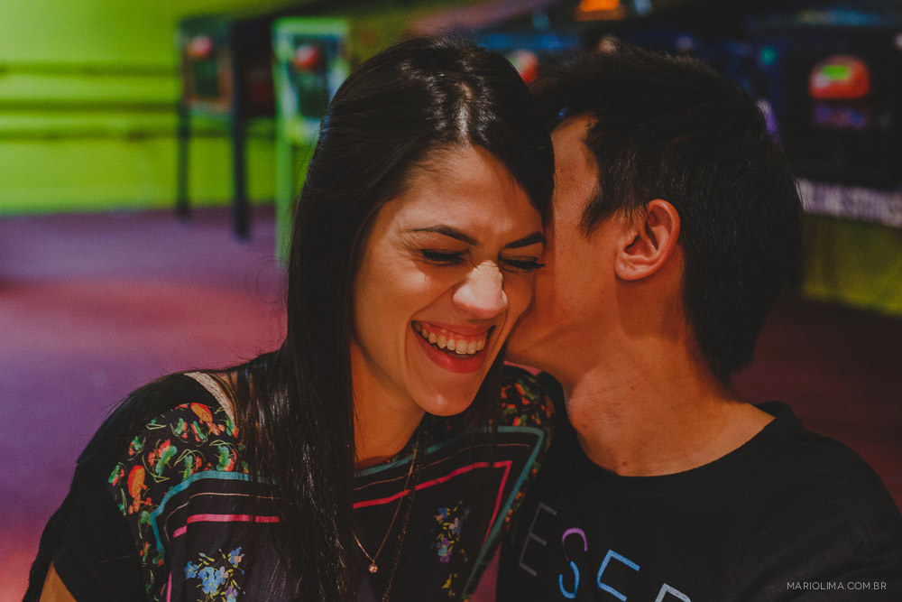 Retrato de noivo falando no ouvido da noiva em Hot Zone