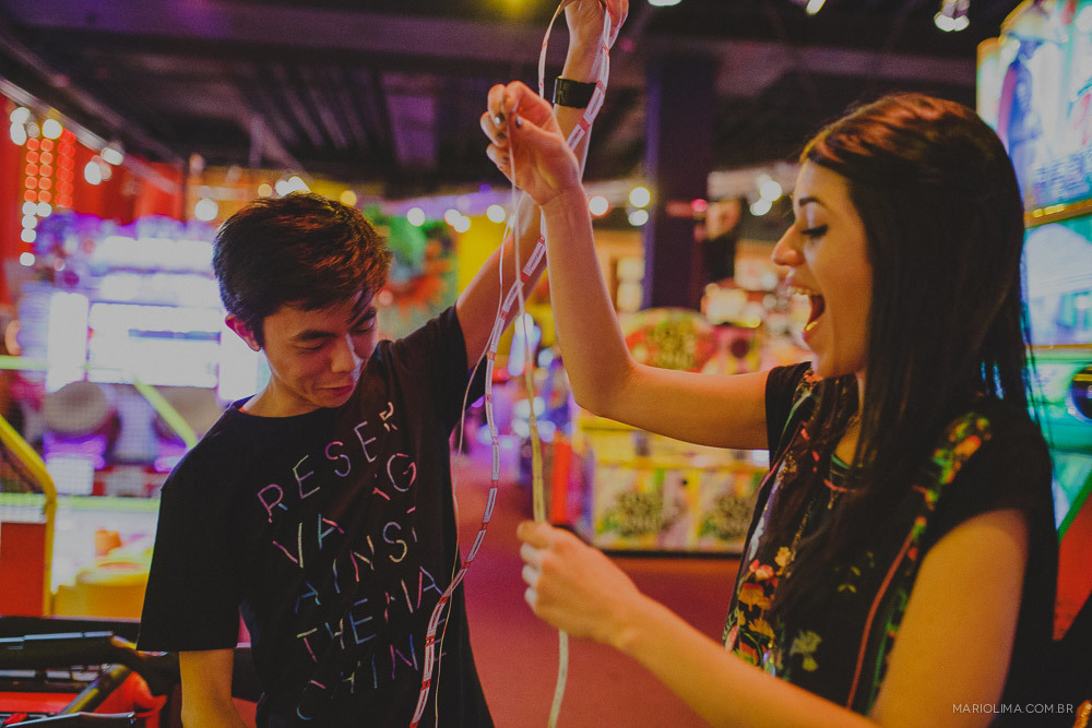 Retrato de casal se divertindo em Hot Zone