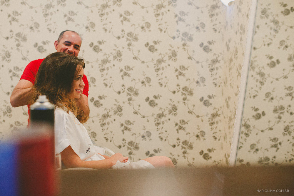 Cabeleireiro arrumando o cabelo da noiva
