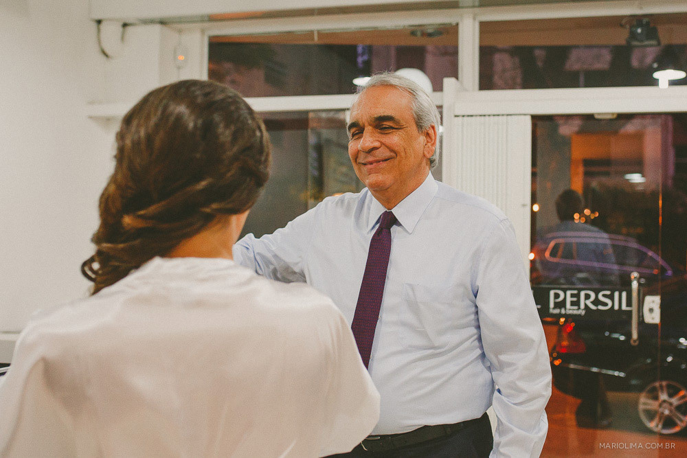 Noiva conversando com o pai no making of