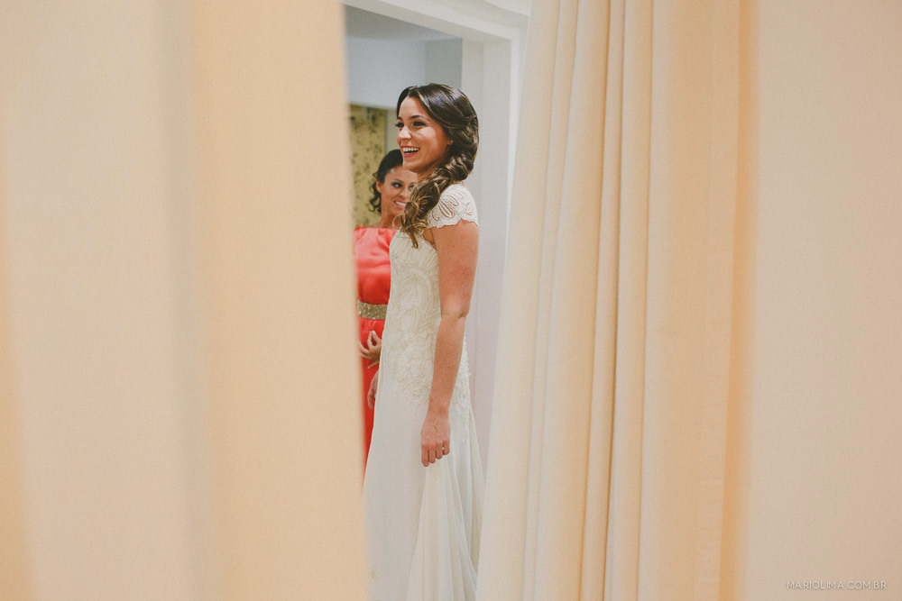 Noiva surpresa se olhando no espelho