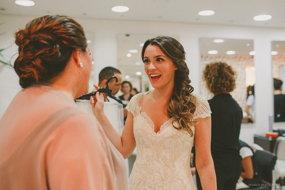 Noiva conversando com a mae no making of