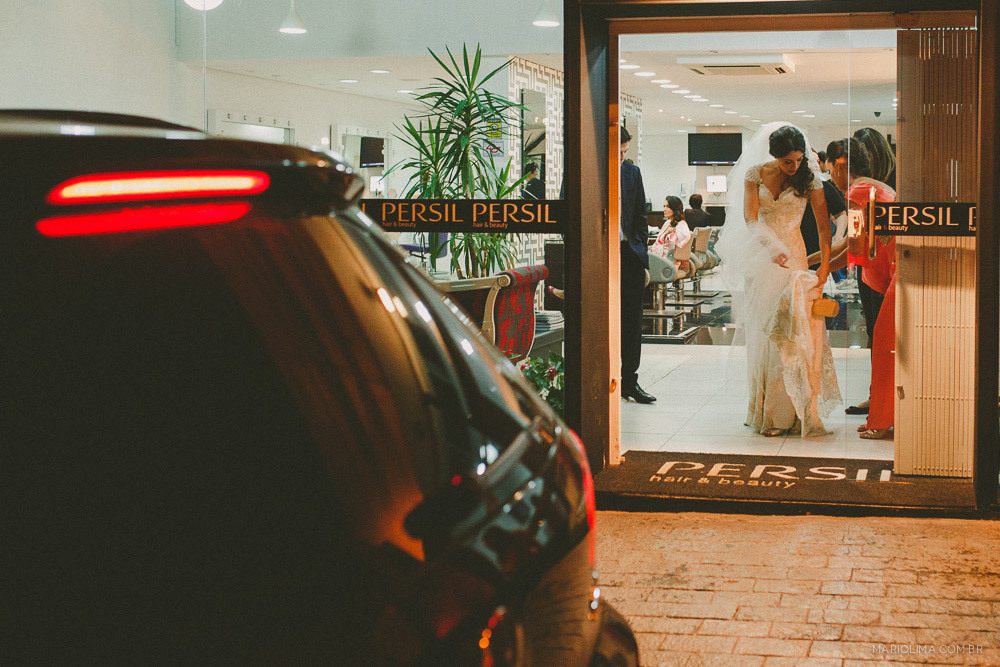 Noiva saindo no making of para cerimônia de casamento