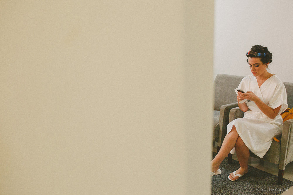 Noiva mexendo no celular no making of