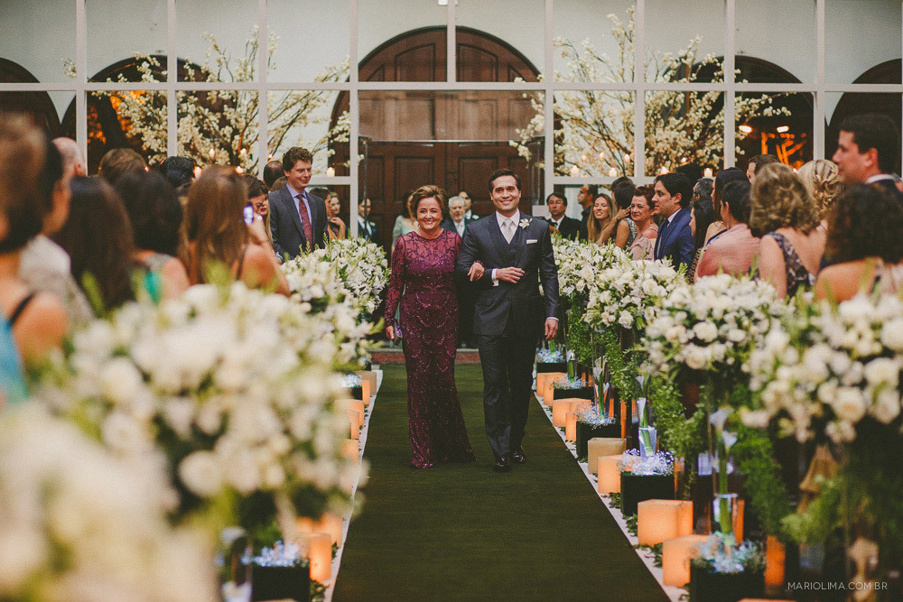 Noivo entrando com a mae em cerimônia de casamento na Paróquia Perpétuo do Socorro 