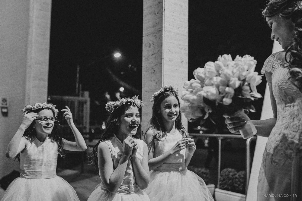 Daminhas vendo a noiva antes de entrar em cerimônia de casamento na Paróquia Perpétuo do Socorro 