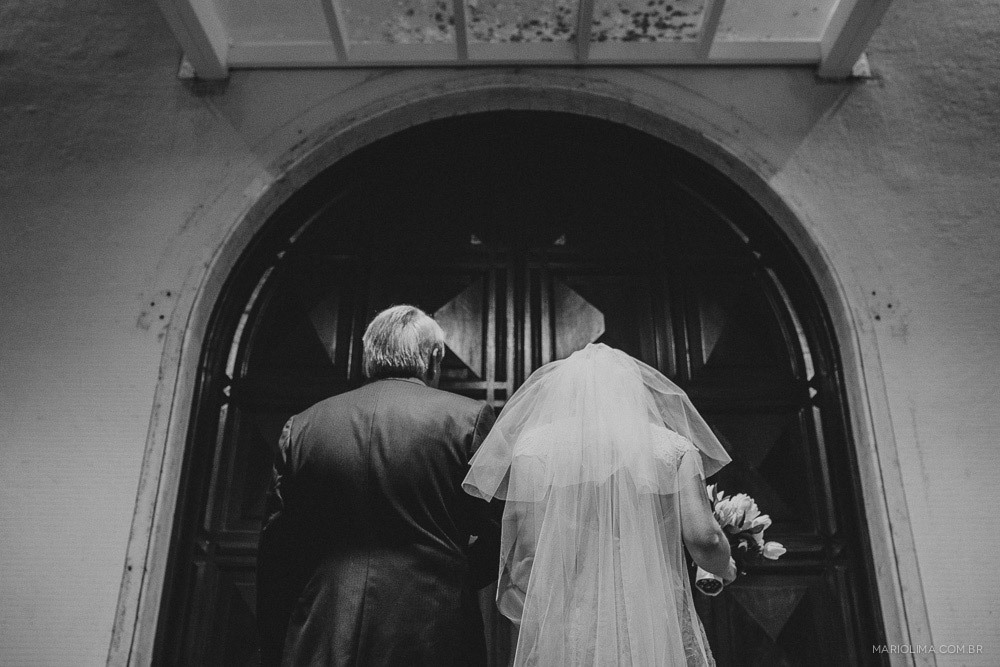 Noiva entrando com o pai em cerimônia de casamento na Paróquia Perpétuo do Socorro 