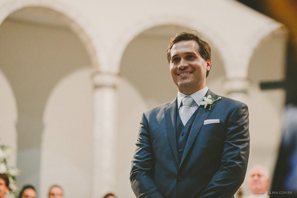 Noivo aguardando a noiva no altar para cerimônia de casamento na Paróquia Perpétuo do Socorro 