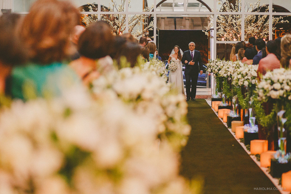 Pai entrando com noiva em cerimônia de casamento na Paróquia Perpétuo do Socorro 