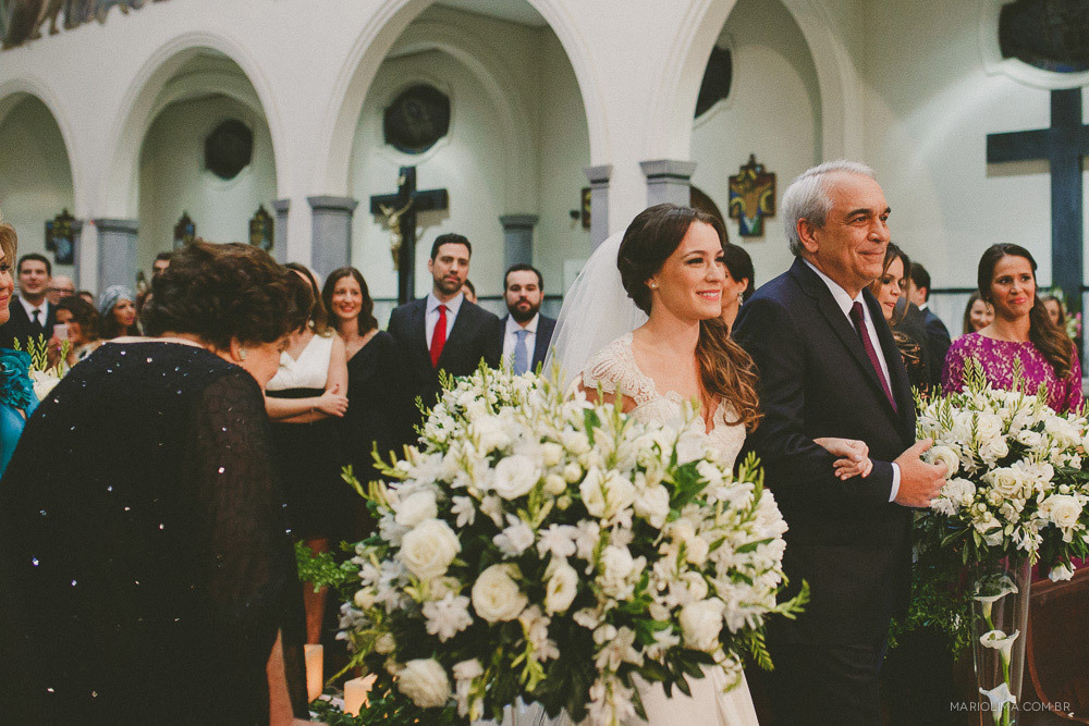Pai conduzindo a noiva até o altar para cerimônia de casamento na Paróquia Perpétuo do Socorro 
