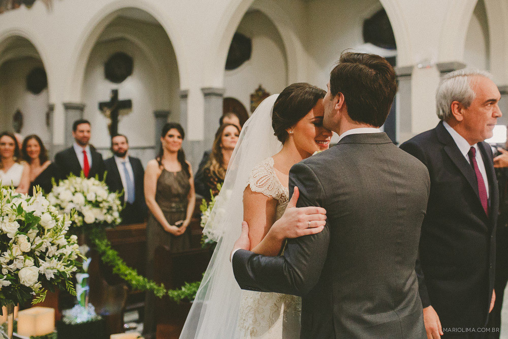 Noivo beijando a testa da noiva em cerimônia de casamento na Paróquia Perpétuo do Socorro 