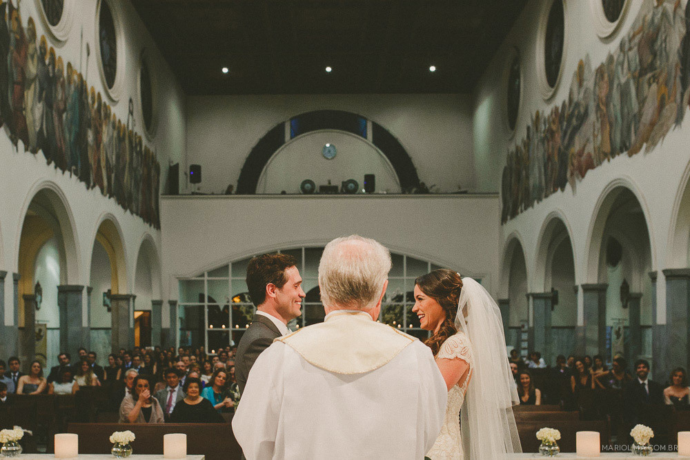 Fotografia de Padre e noivos em cerimônia de casamento na Paróquia Perpétuo do Socorro 