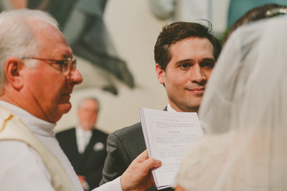 Padre pedindo para a noiva ler os votos em cerimônia de casamento na Paróquia Perpétuo do Socorro 
