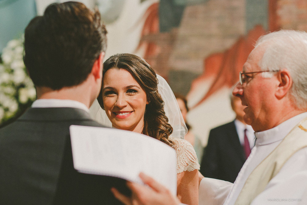 Olhar da noiva em cerimônia de casamento na Paróquia Perpétuo do Socorro 