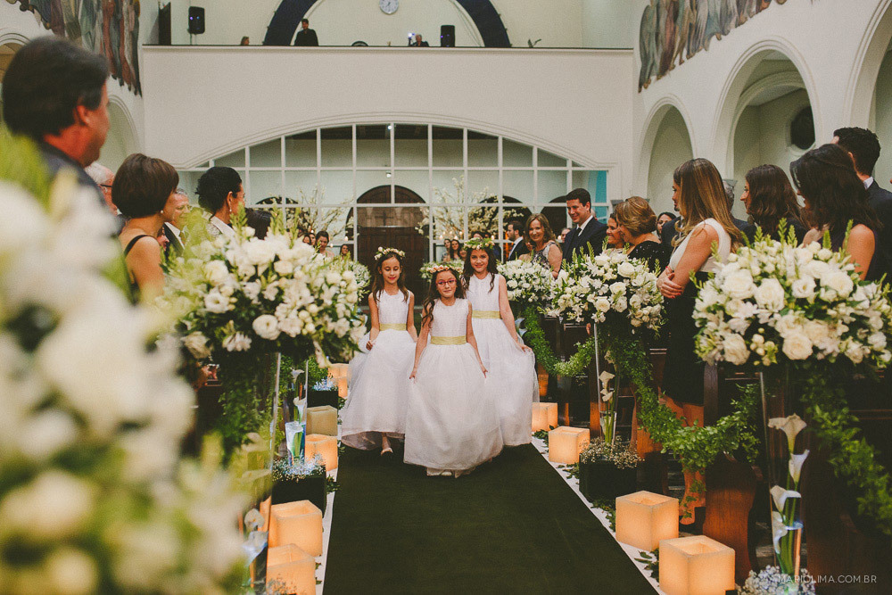 Daminhas entrando em cerimônia de casamento na Paróquia Perpétuo do Socorro 