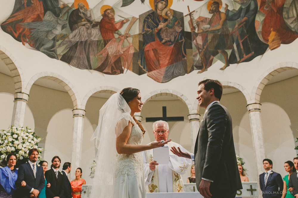 Noivos se olhando em cerimônia de casamento na Paróquia Perpétuo do Socorro 