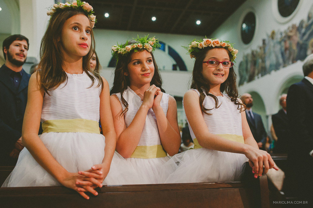 Daminhas emocionadas assistindo cerimônia de casamento na Paróquia Perpétuo do Socorro 