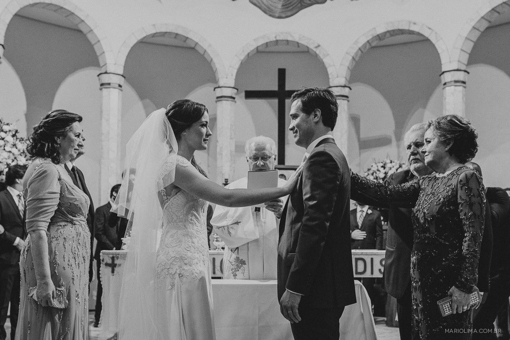 Noiva tocando o noivo em cerimônia de casamento na Paróquia Perpétuo do Socorro 