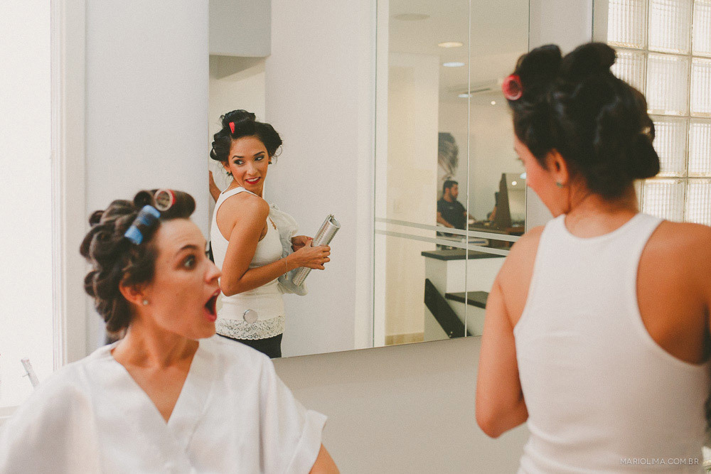 Fotografia de noiva impressionada com madrinha no making of