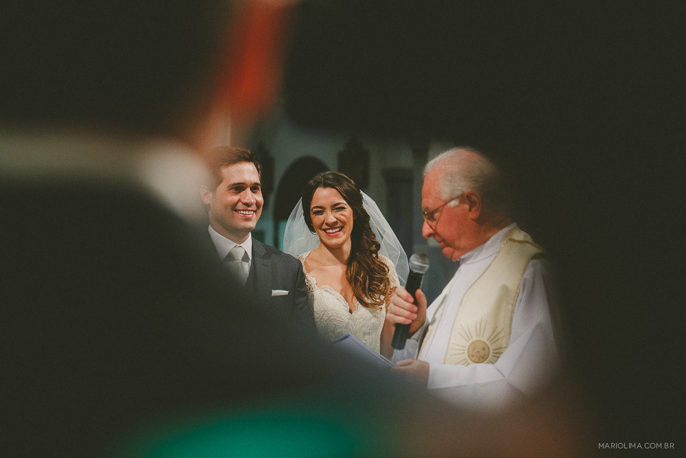 Padre realizando cerimônia de casamento na Paróquia Perpétuo do Socorro 