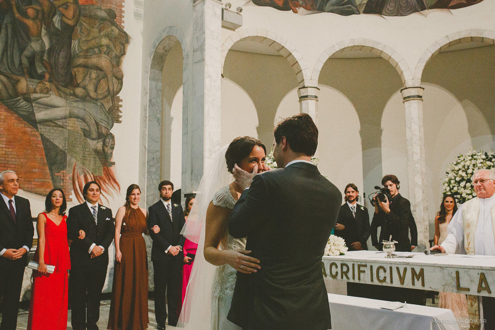 Noivo limpando as lagrimas da noiva em cerimônia de casamento na Paróquia Perpétuo do Socorro 