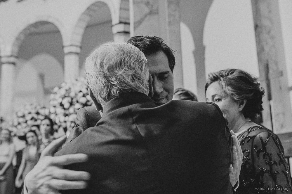 Noivo cumprimentando o pai em cerimônia de casamento na Paróquia Perpétuo do Socorro 