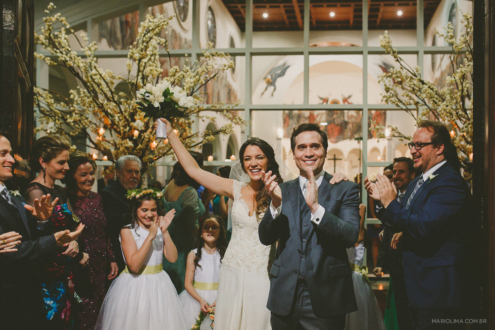 Saída dos noivos de cerimônia de casamento na Paróquia Perpétuo do Socorro 