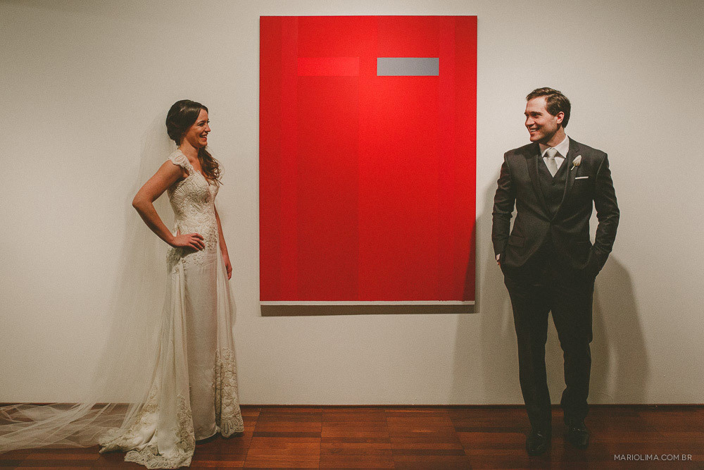 Fotografia de noivos se olhando na Estação São Paulo 