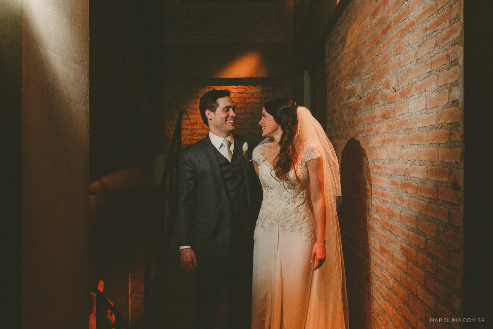 Olhar dos noivos em Estação São Paulo 