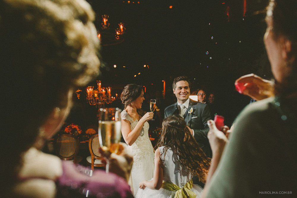 Noivos bebendo champagne em festa de casamento na Estação São Paulo 
