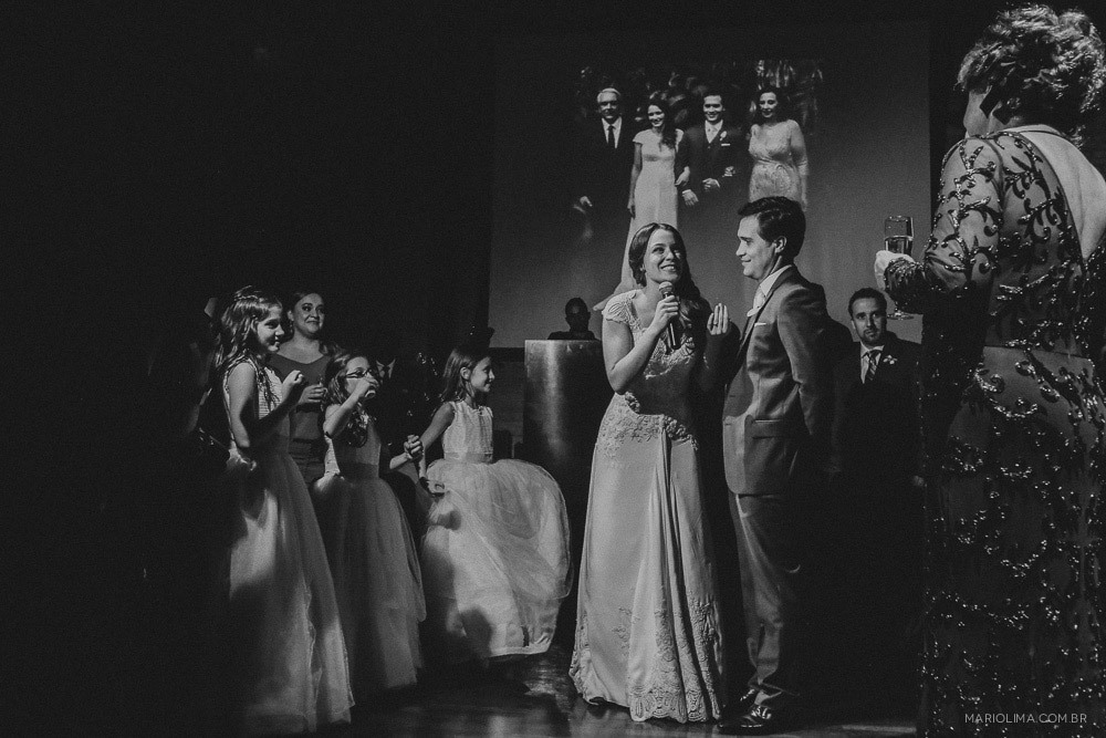 Noivos agradecendo a presença dos convidados em Estação São Paulo 