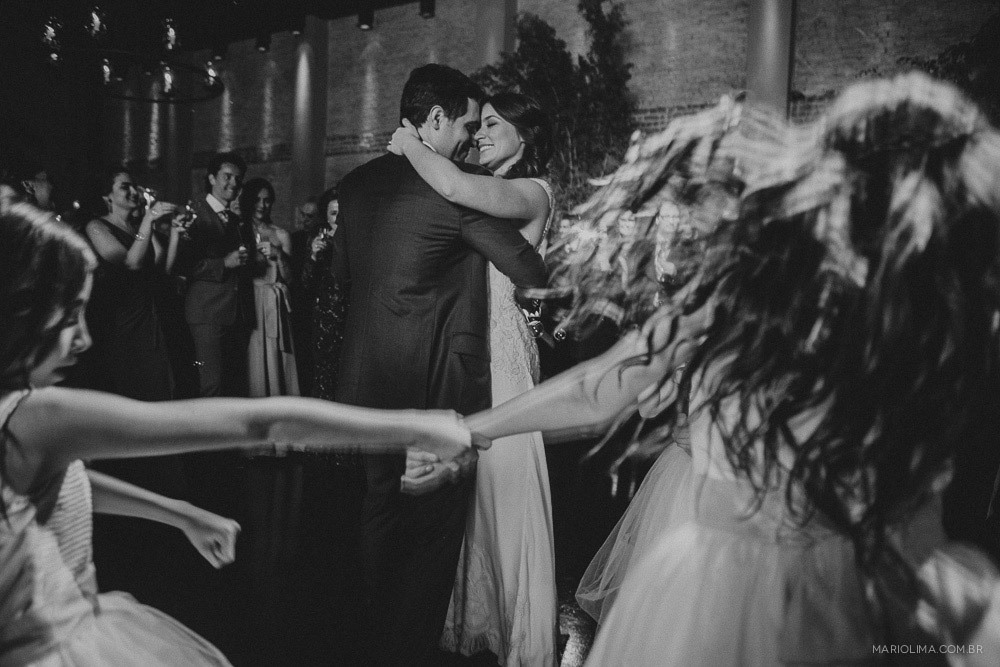 Beijo dos noivos em festa de casamento na Estação São Paulo 