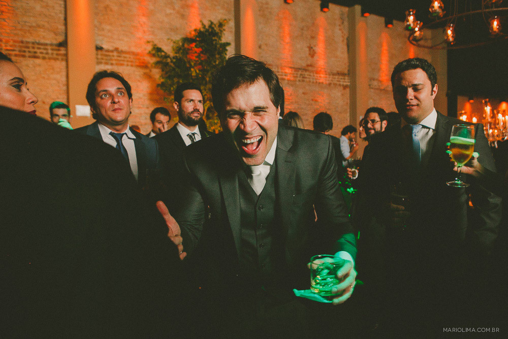 Noivo e padrinhos em festa de casamento no Estação São Paulo 