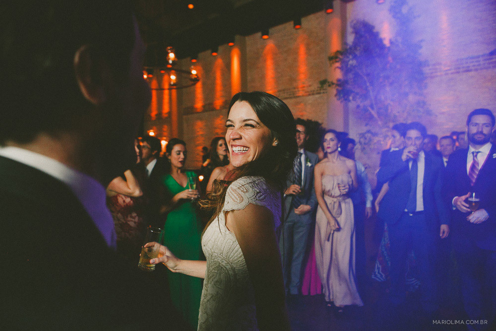 Noiva dançando com o noivo em festa de casamento na Estação São Paulo 