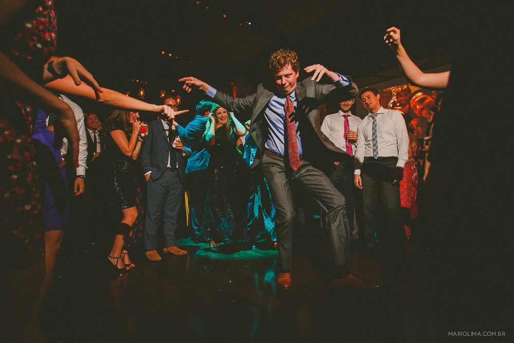 Padrinhos e convidados dançando em Estação São Paulo 