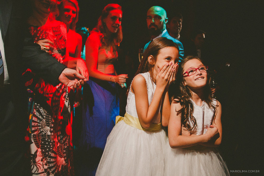 Daminhas cochichando em festa de casamento na Estação São Paulo 