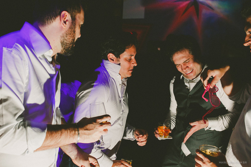 Noivos dançando com os padrinhos em festa de casamento