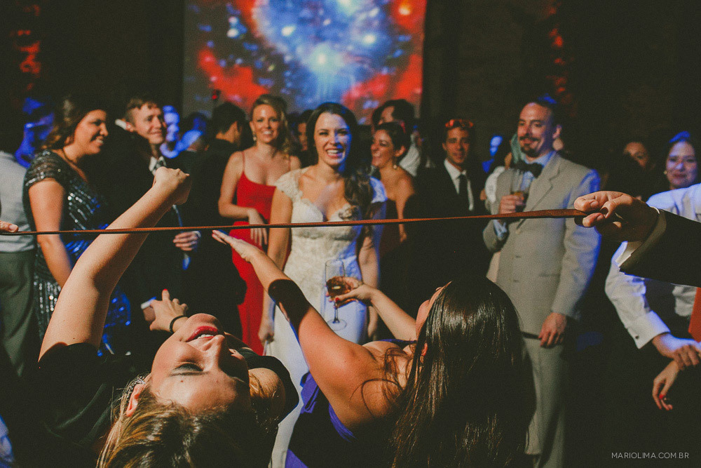 Noiva dançando com as madrinhas em festa de casamento na Estação São Paulo 