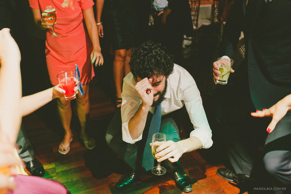 Padrinho bebendo e descendo até o chao em festa de casamento na Estação São Paulo 