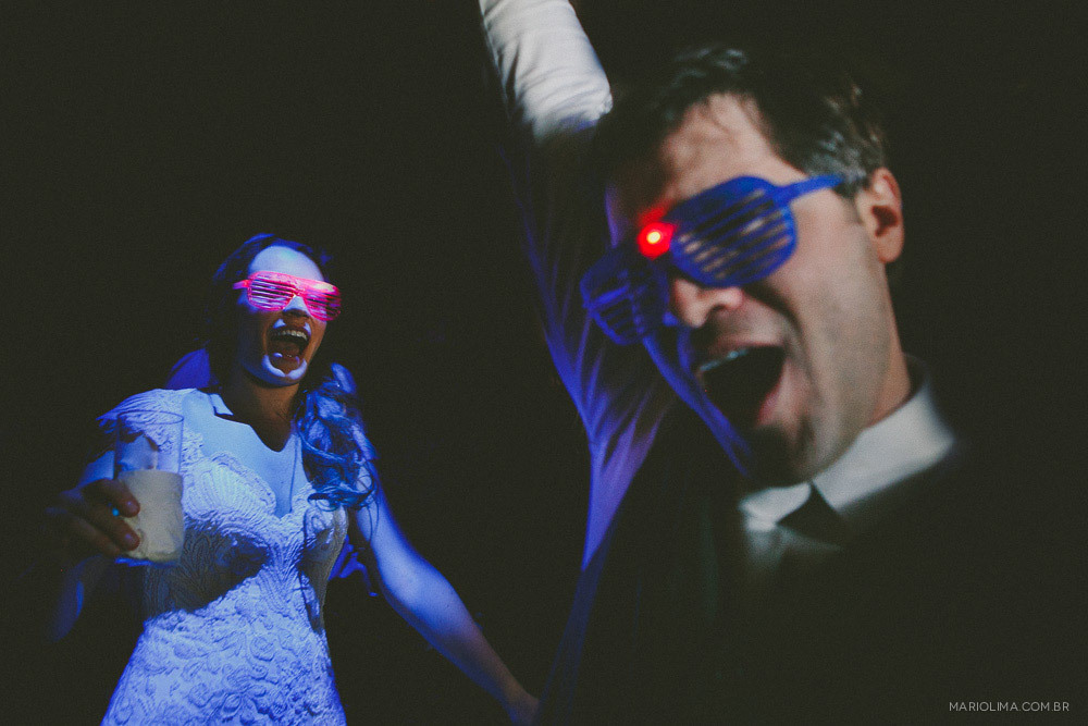 Noivos comemorando casamento em Estação São Paulo 