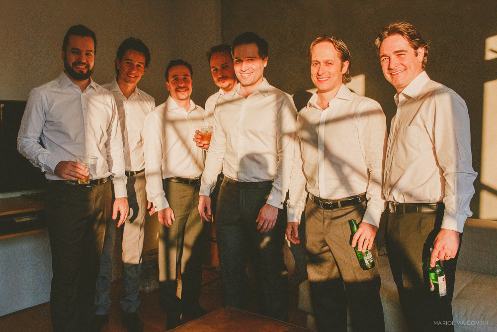 Retrato de noivo com padrinhos no making of