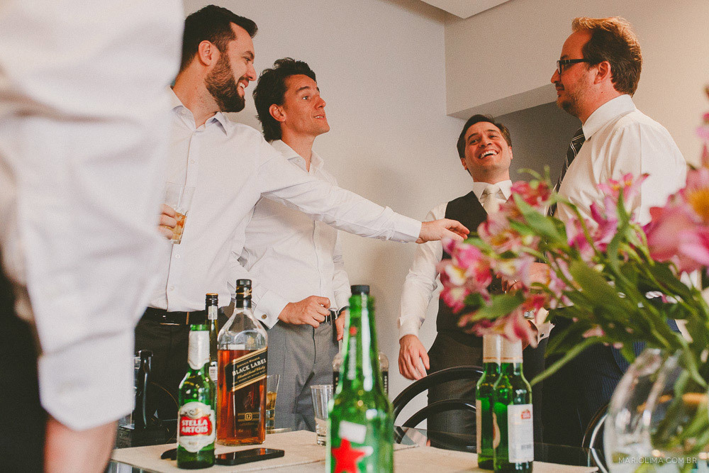 Noivo bebendo com os padrinhos no making of