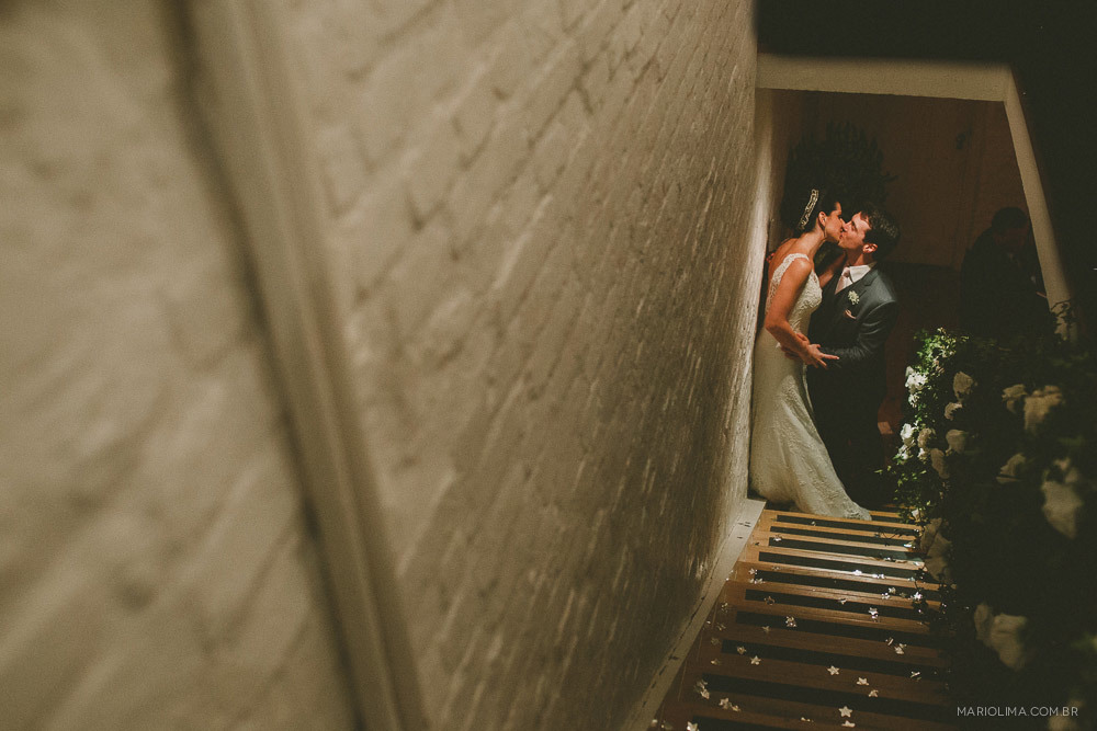 Fotografia de noivos se beijando na escada do Studio Carlota