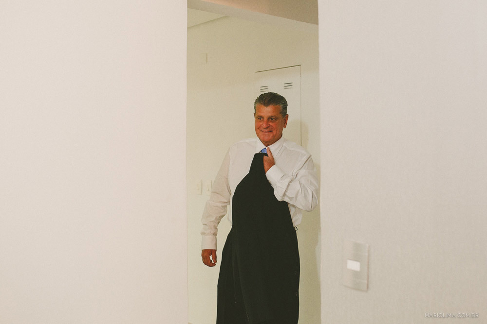 Retrato de pai trazendo vestido