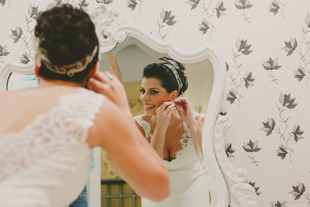 Fotografia de noiva colocando brinco