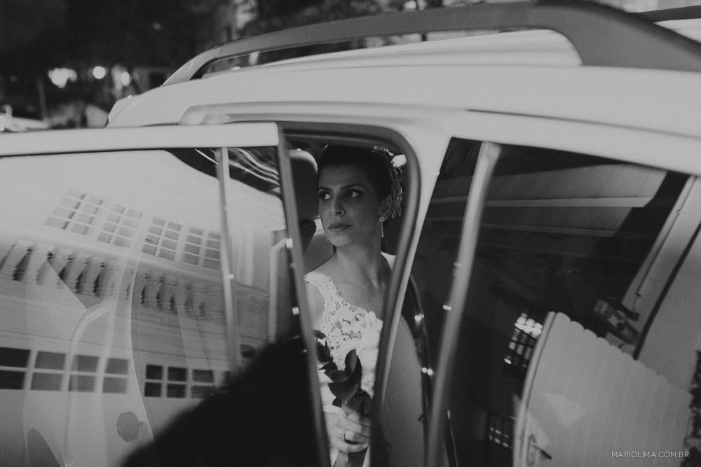 Fotografia de noiva descendo do carro 