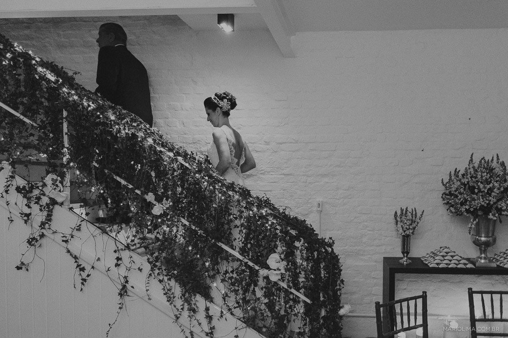 Retrato de noiva subindo as escadas do Studio Carlota