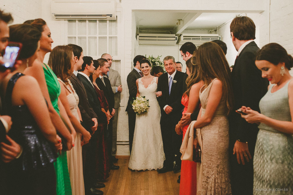 Noiva entrando com o pai em cerimônia de casamento no Studio Carlota
