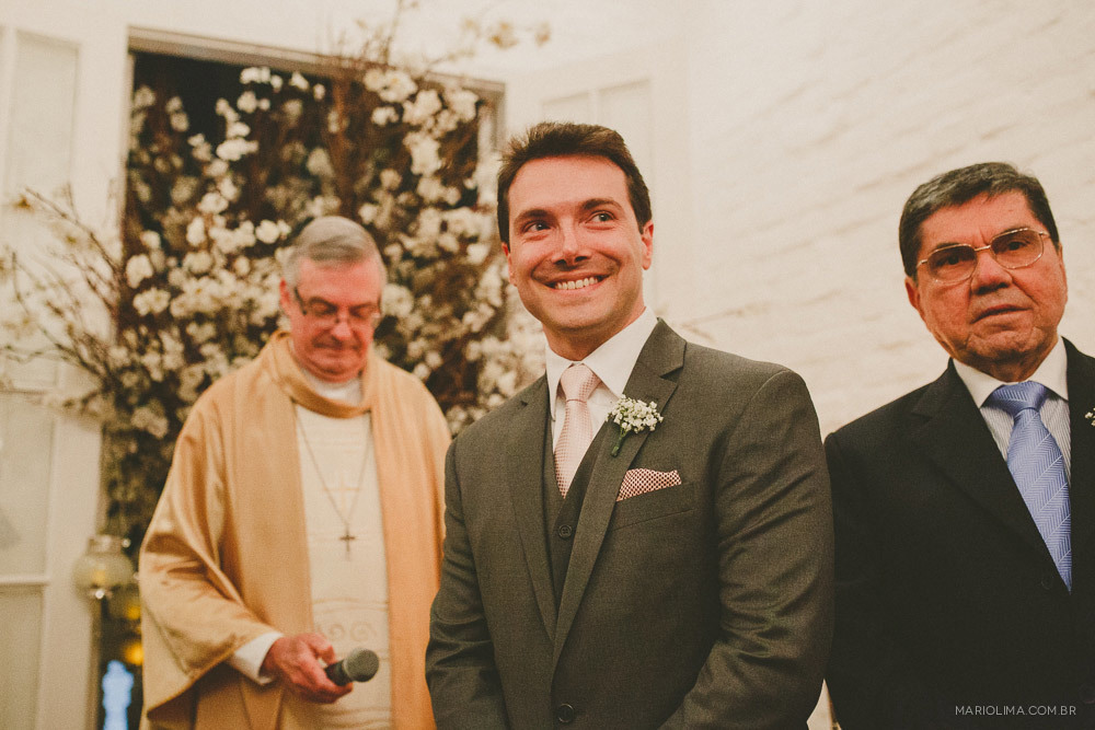 Noivo aguardando a noiva em cerimônia de casamento no Studio Carlota