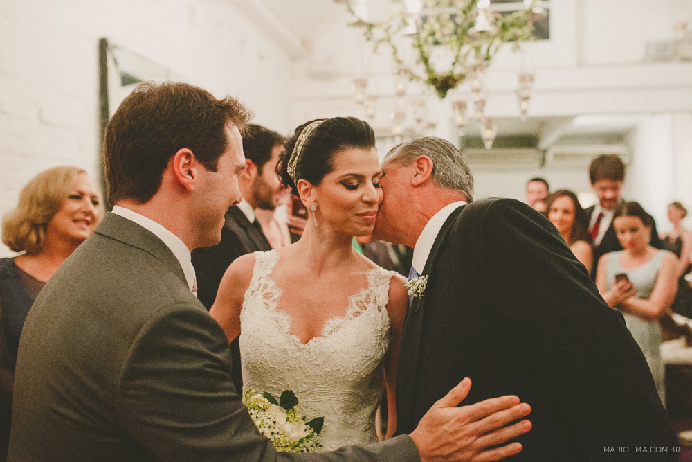Pai beijando a noivaa em cerimônia de casamento no Studio Carlota